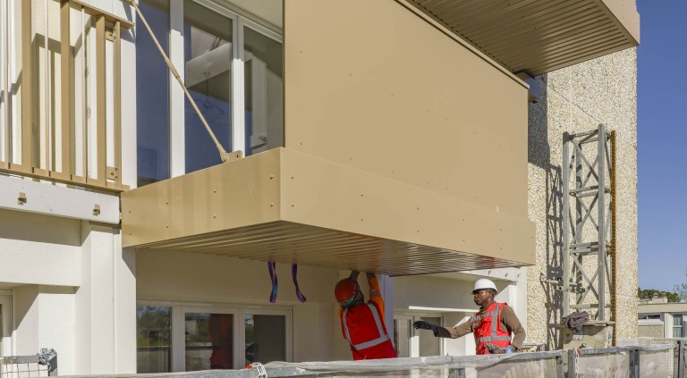 Photo d'un balcon suspendu sur chantier
